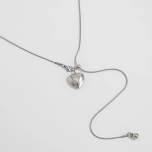 Gepolijste zilveren hart hanger aan slangenketting met karabijnsluiting en metalen detail