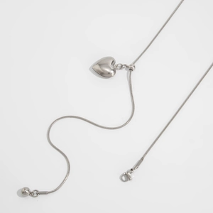 Detail van de verstelbare zilveren hart hanger ketting met slangenketting en sluiting