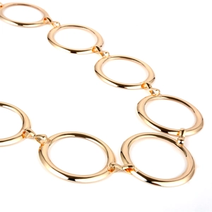 Detalle de cinturón de metal dorado pulido con eslabones de anillos ovalados