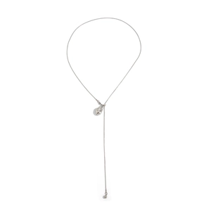 Detail van zilveren Y-vormige slangenketting met hanger in lava-stijl op wit