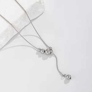 Detail van zilveren slangenketting met een kralenhanger in de vorm van Mickey Mouse
