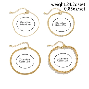 Dettaglio del set di 4 braccialetti placcati in oro con catene a serpente e a corda
