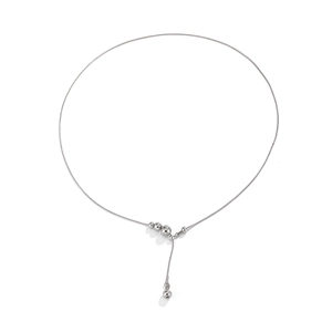 Detail van zilveren roestvrijstalen Y-ketting met slangenketting en metalen kralen