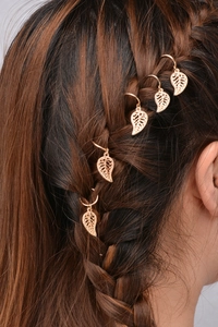 Detail of 5-piece set of gold hollow leaf hair rings for hip hop braided hairstyles