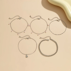 Set di cinque cavigliere argentate con perline rosa e ciondolo a forma di conchiglia