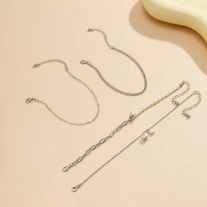 Dettaglio del set di cavigliere in lega d'argento con turchese e perle con fibbia OT e moschettone