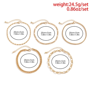 Dettaglio set di 5 cavigliere dorate con lunghezze regolabili e peso di 24,5 grammi