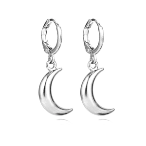 Gros plan détaillé de boucles d'oreilles créoles lune argentées pour femme