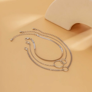 Dettaglio del set di tre cavigliere d'argento con catena a serpente e ciondoli a cerchio