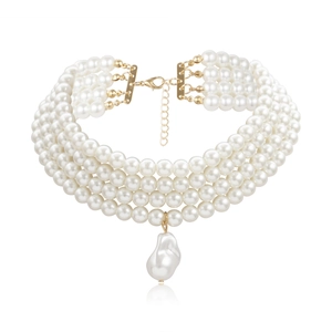 Elegante meerlaagse parel choker ketting met een grote barokke parel hanger