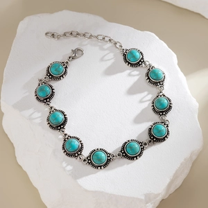 Cavigliera vintage in lega d'argento con pietre turchesi su roccia bianca