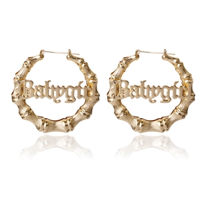 Goldene Bambus-Creolen mit Babygirl-Schriftzug im stylischen Hip-Hop-Street-Style
