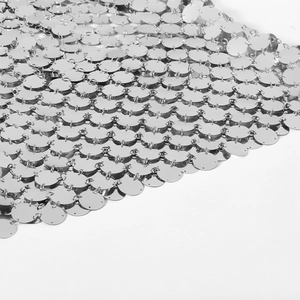 Gros plan sur une chaîne de corps à paillettes argentées avec disques métalliques