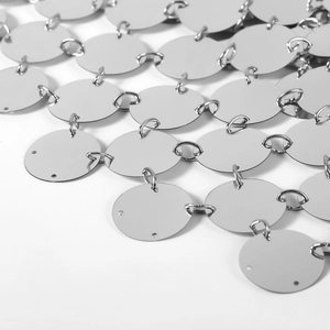 Détail de la chaîne de corps à paillettes argentées montrant les disques métalliques