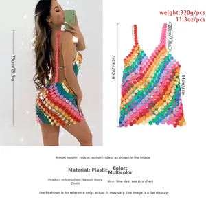 Dettaglio della catena per il corpo con paillettes colorate e design geometrico