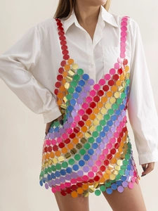 Dettaglio macro della catena per il corpo con paillettes colorate su camicia bianca