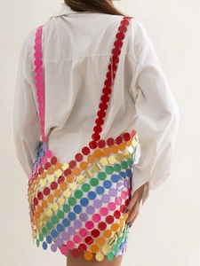 Dettaglio della catena per il corpo con paillettes arcobaleno e design geometrico a maglia