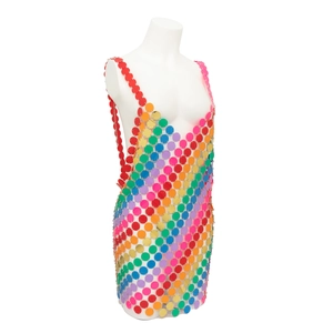 Detalle macro del vestido de malla con lentejuelas y discos redondos de colores