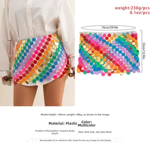 Dettaglio catena corpo con paillettes colorate, dischi rotondi e anelli metallici
