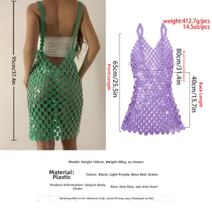 Dettaglio della catena corpo con paillettes che mostra vestibilità verde e misure viola