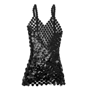 Vue détaillée de la mini robe chaîne de corps noire à paillettes au design évidé