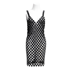 Détail de la robe chaîne de corps à paillettes noires avec maillons métalliques géométriques