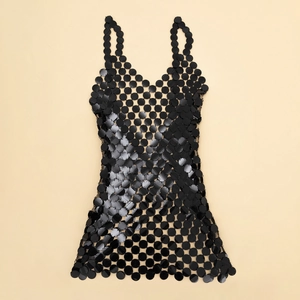 Dettaglio della catena corpo con paillettes nere che mostra i dischi e il design traforato