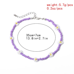 Dettaglio della collana a margherita fatta a mano con perline viola e chiusura