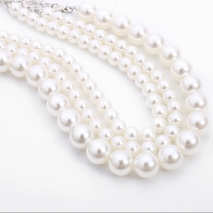 Collar de perlas blancas de varias capas estilo bohemio con cierre plateado ajustable