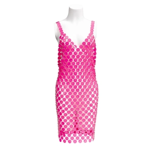 Détail des paillettes métalliques faites main et de la maille sur cette robe de soirée rose