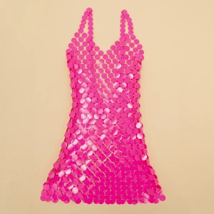 Dettaglio macro del mini abito da festa in maglia metallica con paillettes fucsia