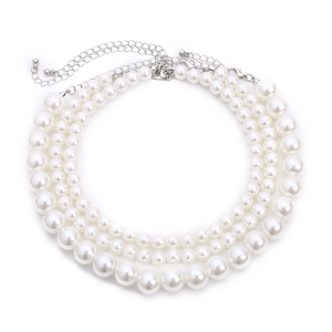 Collar bohemio de tres capas con perlas blancas y cierre de cadena plateada ajustable
