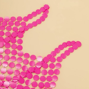 Détails de la chaîne de corps à paillettes magenta avec anneaux métalliques évidés