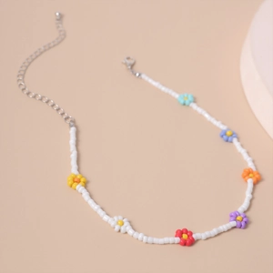 Detalle de collar de cuentas de margaritas de colores con cierre de mosquetón plateado