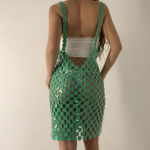 Détails de la robe chaîne de corps en paillettes vert vif avec design dos nu ajouré