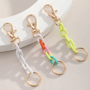 Trois porte-clés à chaîne en plastique coloré avec fermoirs mousquetons dorés et anneaux