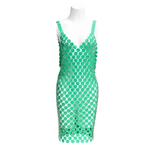 Détail de la robe chaîne de corps à paillettes vert vif avec anneaux métalliques