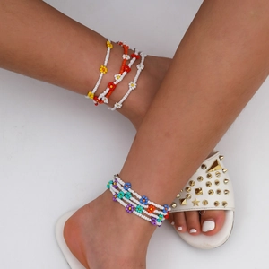 Tobilleras artesanales de cuentas de colores con margaritas para un estilo bohemio