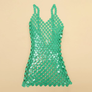 Dettaglio dell'abito a catena con paillettes verde neon e maglie metalliche argentate