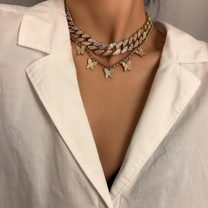 Conjunto de collares dorados de doble capa con cadena cubana de diamantes y mariposas