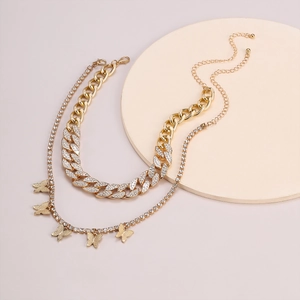 Collar de doble capa dorado con cadena cubana y colgantes de mariposas con pedrería