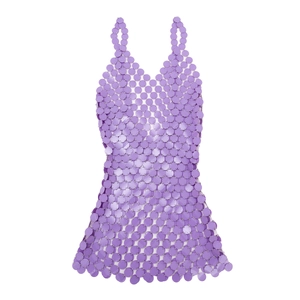 Détail de la robe chaîne de corps à paillettes violettes et maillons métalliques