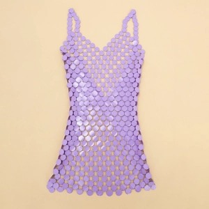 Dettaglio di paillettes viola circolari collegate da anelli su una catena per il corpo