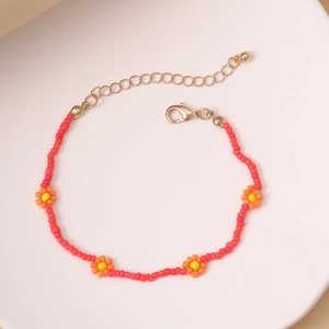 Detalle de collar de cuentas de flores margarita hecho a mano con perlas de colores y broche