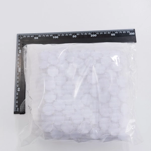 Vue détaillée de paillettes rondes blanches en vrac avec mesures pour accessoires de mode