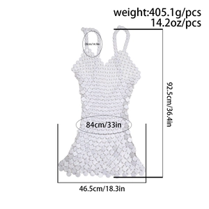 Détail de la robe chaîne de corps à paillettes blanches avec anneaux en métal et dimensions