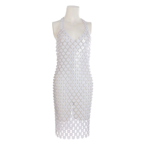 Détail de paillettes blanches circulaires reliées par des anneaux pour robe de soirée
