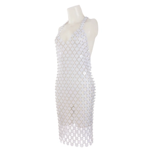 Dettaglio di paillettes bianche con anelli metallici per abito a catena per corpo