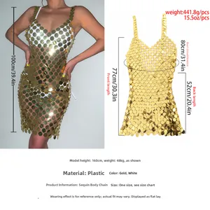 Dimensioni dettagliate di una sexy catena per il corpo e mini abito con paillettes