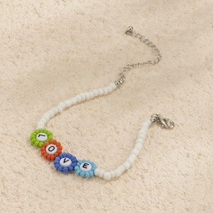 Primer plano de cuentas con letras LOVE en una pulsera de cuentas de colores hecha a mano
